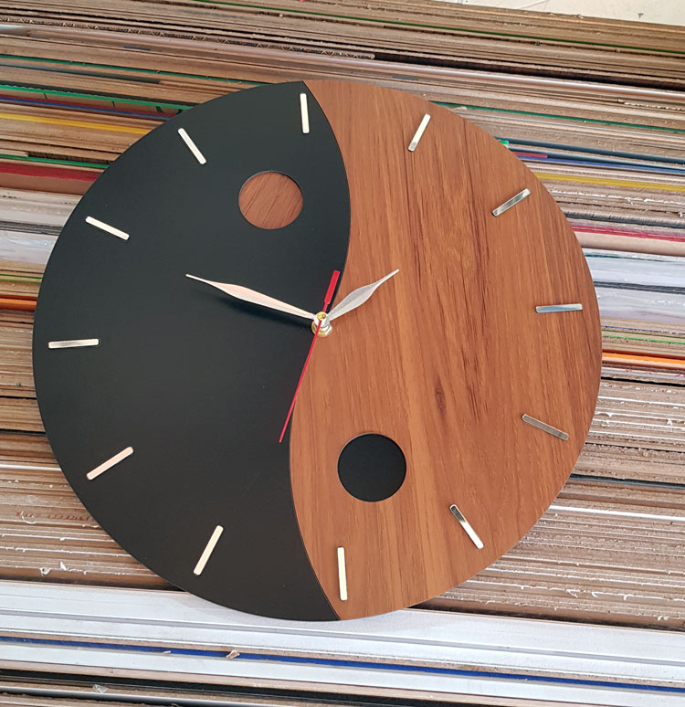 ساعت دیواری مدل circular با طرح ماهی متقارن - Image 3