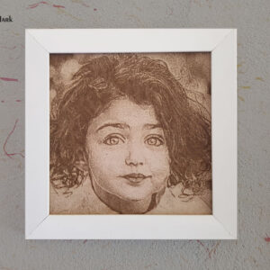 h1.jpg تابلو حکاکی چهره روی چوب با قاب دور و باکس چوبی 1400