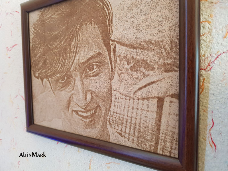 تابلو حکاکی چهره روی چوب با قاب دور و باکس چوبی 1400 - Image 5