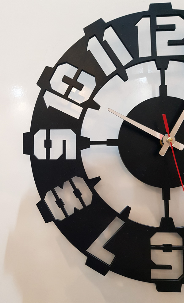 ساعت دیواری رنگ مشکی لوکس با طرح اعداد بزرگ - Image 5