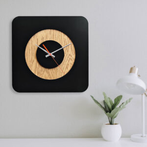 ساعت دیواری با طرح جدید جنس چوبی با ترکیب دو رنگ مناسب نشیمن